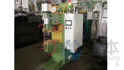 青島焊本為客戶安裝調(diào)試M16法蘭螺母中頻點焊機