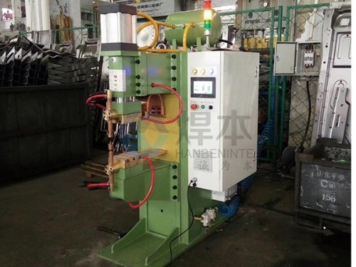 青島焊本為某客戶安裝調試M16法蘭螺母中頻點焊機